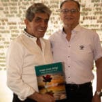 האמן אבי שרון, יו"ר אגודת האמנים מעניק את ספר היצירות לחיים לנציצקי, יו"ר סניף חיפה באגודת יד לבנים  (צילום: סיגל הראל)