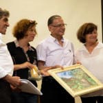 אבי שרון (משמאל) על הבמה עם המשפחות השכולות (צילום: סיגל הראל)