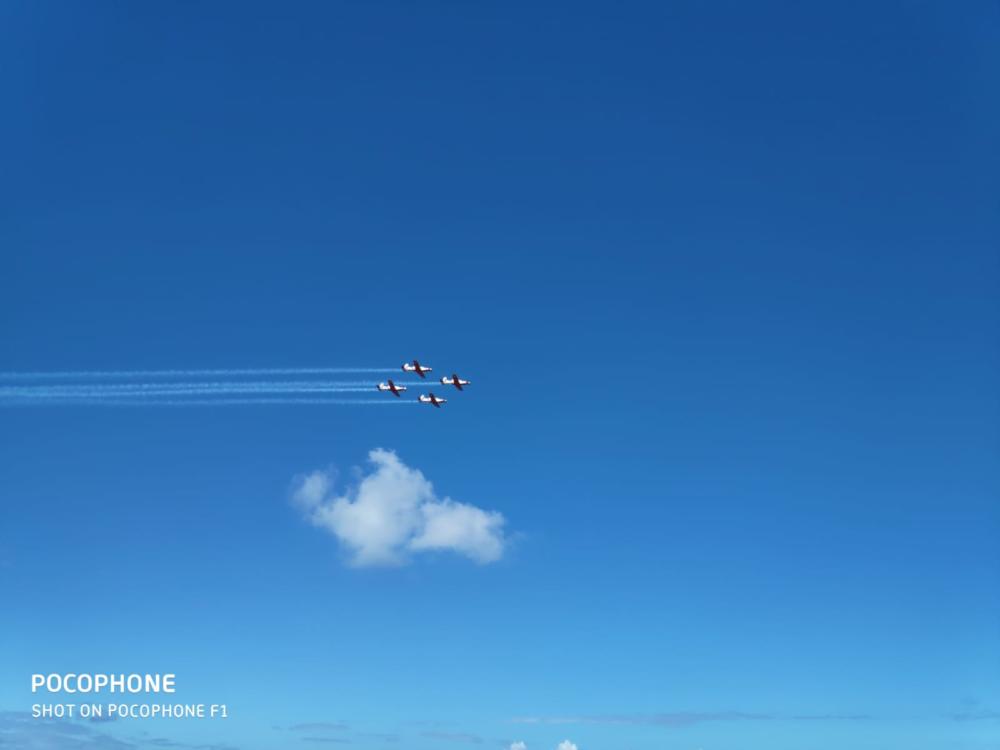 מטס אירובטי של העפרוני (מטוס הדרכה) - מבט מחוף דדו (צילום: יובל לייקין)