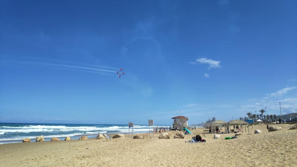מטס אירובטי של העפרוני (מטוס הדרכה) - מבט מחוף דדו (צילום: יובל לייקין)