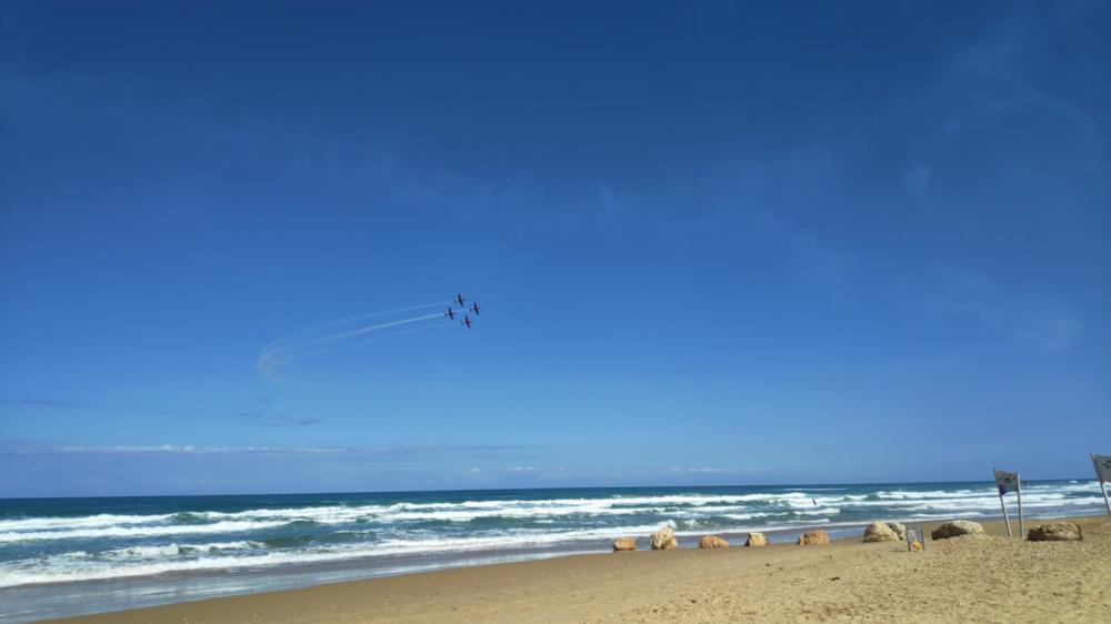 מטס חיל האוויר - מטס אירובטי של העפרוני (מטוס הדרכה) - מבט מחוף דדו (צילום: יובל לייקין)