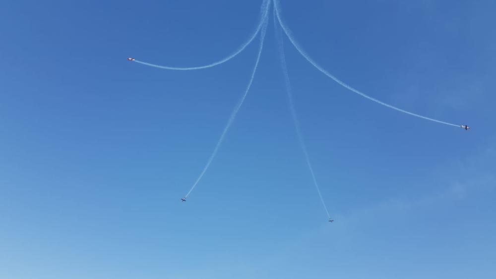 מטס אירובטי של העפרוני (מטוס הדרכה) - מבט מחוף דדו (צילום: אורי שוורץ)