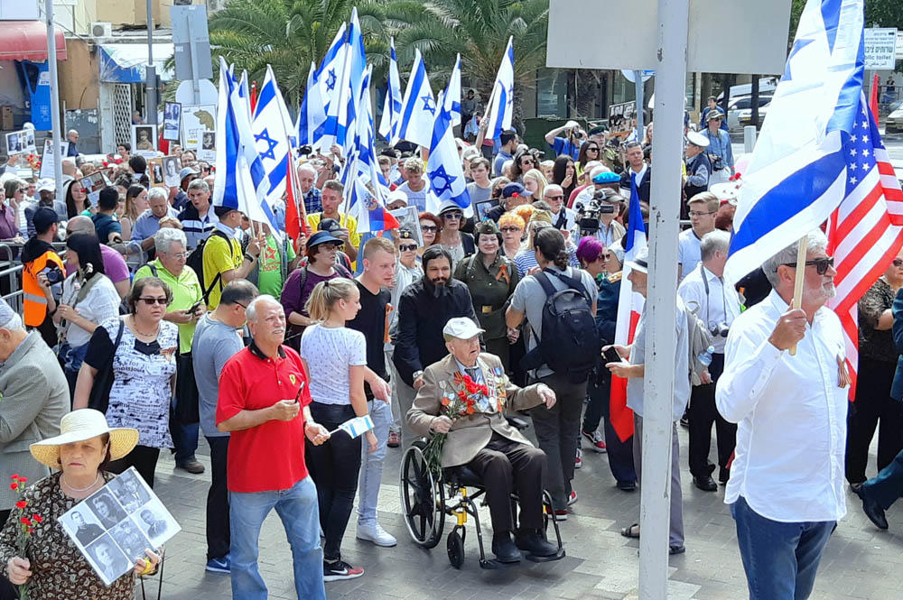 מצעד הוטרנים בחיפה • אלפים צעדו במצעד מרשים וססגוני לציון "יום הניצחון ה-74 על הנאצים" (צילום: אדיר יזירף)