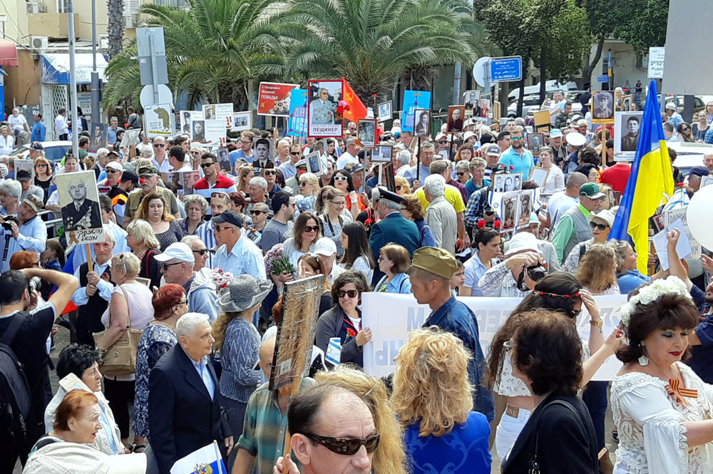 מצעד הוטרנים • אלפים צעדו במצעד מרשים וססגוני לציון "יום הניצחון ה-74 על הנאצים" בחיפה (צילום: אדיר יזירף)