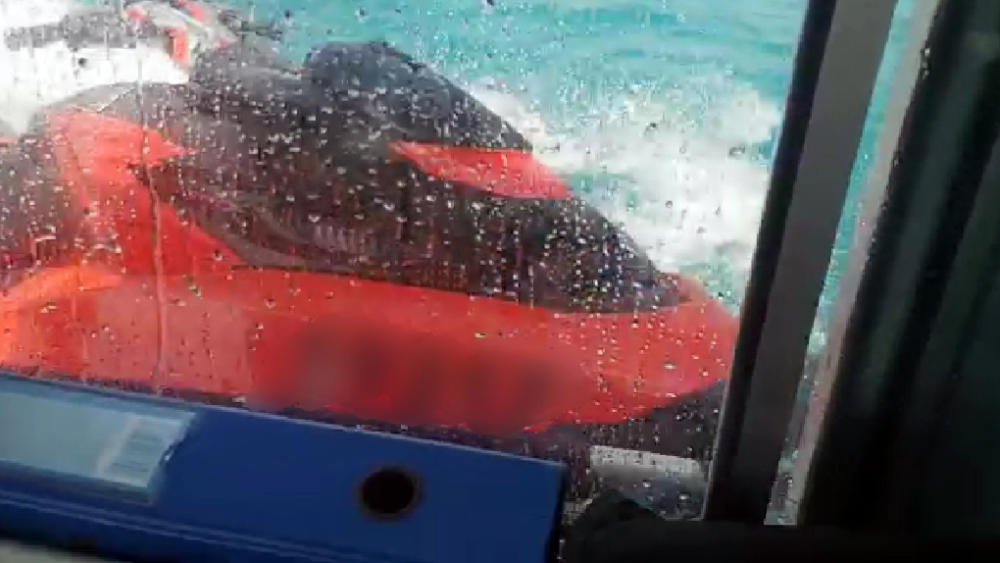 שלושה חיפאים חולצו מלב ים על ידי השיטור הימי לאחר תקלה באופנוע הים שלהם (צילום: משטרת ישראל)