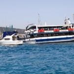הספינה "מלכת עכו" ועליה משפחות החללים – הטקס לזכר חללי הצוללת דקר – 20 שנה לאיתור שרידי הדקר – הטקס בחיפה – 31/5/19 (צילום: מנדי שפונד)