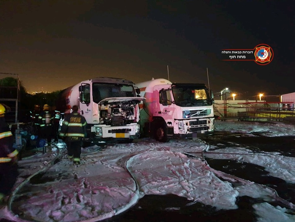מיכלית גז עלתה באש בחניון משאיות גז במפרץ חיפה (צילום: לוחמי האש)