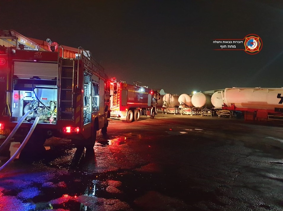מיכלית גז עלתה באש בחניון משאיות גז במפרץ חיפה (צילום: לוחמי האש)