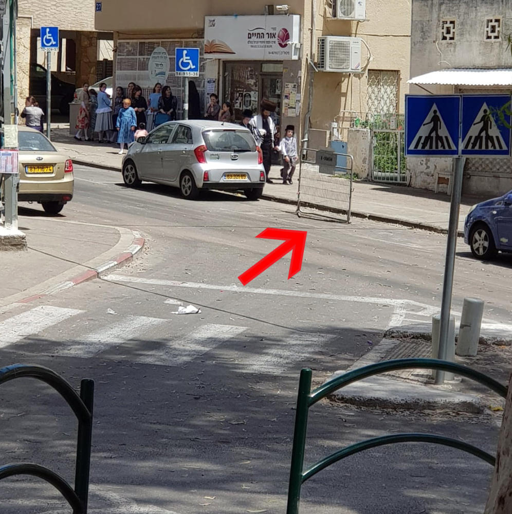 חרדים הציבו מחסום כביש ברחוב מיכאל 26 ועצרו את התנועה בשבת (צילום: חי פה)
