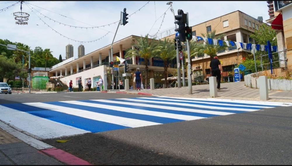 רחובות העיר חיפה נצבעו בכחול לבן  (צילום: עובדי העירייה)