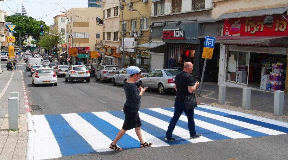 רחובות העיר חיפה נצבעו בכחול לבן (צילום: עובדי העירייה)