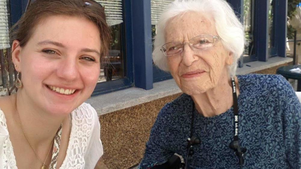 דינה רול, עם אחת ה"סבתות" בשנת ההתנדבות שלה בחיפה (צילום: אלבום אישי)