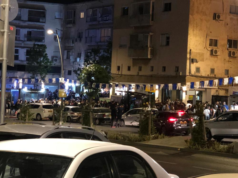 תמונה מהשטח השעה 20:10 עומסים בכרמלית חיפה , אנשים ממתינים (צילום: חי פה בשטח)