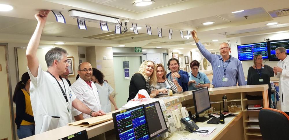 הנהלת בית חולים כרמל והעובדים תולים דגלי עצמאות בבית החולים