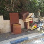 אשפה חוסמת מדרכה ברח' השרון 44, בת גלים (2/6/2019) (צילום: מנשה שמש)