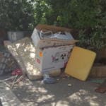 אשפה חוסמת מדרכה ברח' השרון 44, בת גלים (2/6/2019) (צילום: מנשה שמש)