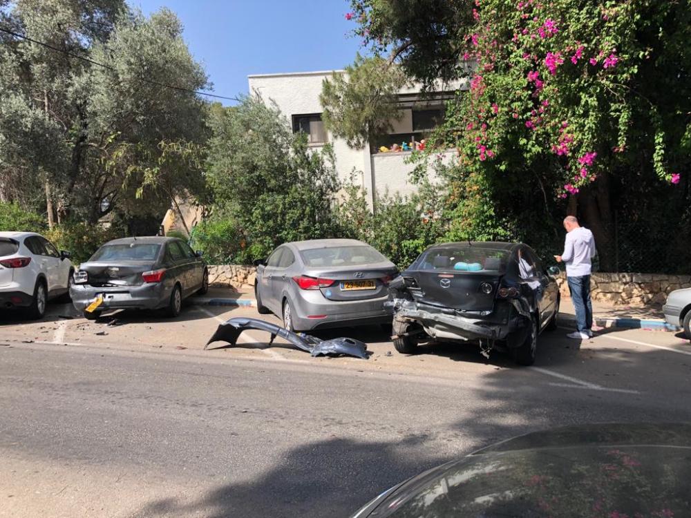 תאונה ברחוב סמולנסקין בחיפה - נגק כבד למכוניות שעמדו בחניה