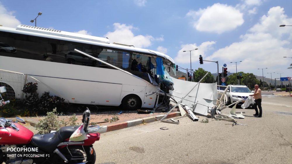 תאונת אוטובוס בשדרות ההגנה בחיפה • האוטובוס ירש לשוליים, התנגש בשלט וחזיתו התרסקה (צילום: ירון חנן)