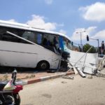 תאונת אוטובוס בשדרות ההגנה בחיפה • האוטובוס ירש לשוליים, התנגש בשלט וחזיתו התרסקה (צילום: ירון חנן)