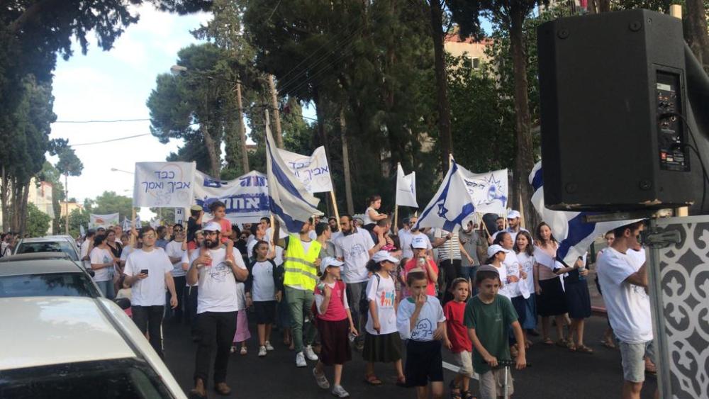 מאות מפגינים בצעדת המשפחה בנווה שאנן בחיפה 27/6/2019 (צילום: מיכל ירון)