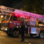 כבאית עם סולם – רימון עשן או גז שהושלך ברחוב ארלוזורוב בחיפה (צילום: ירון כרמי)