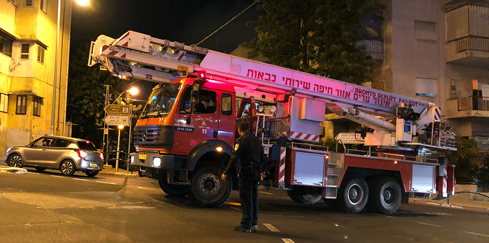כבאית עם סולם - רימון עשן או גז שהושלך ברחוב ארלוזורוב בחיפה (צילום: ירון כרמי)