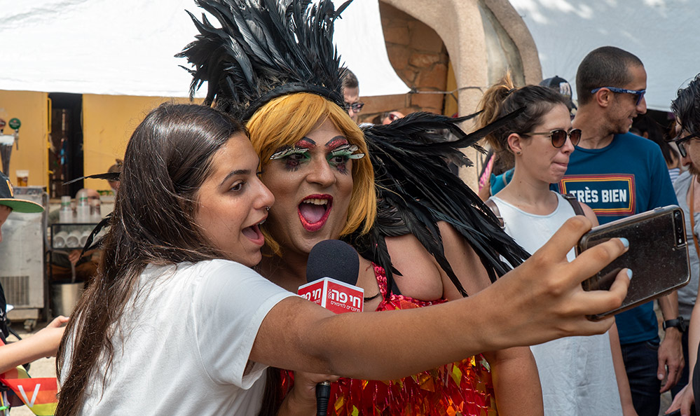 מיס דובדבן במצעד הגאווה בחיפה (צילום: ירון כרמי)