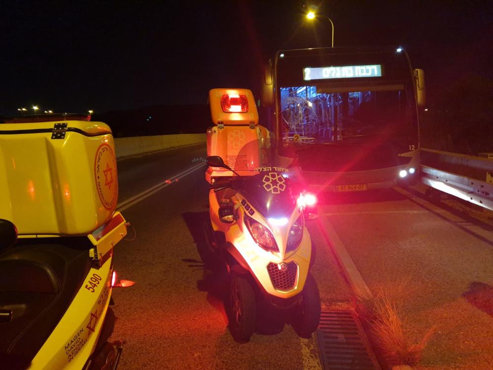 רוכב אופניים נפגע ממטרונית בשדרות ההסתדרות בחיפה (צילום: איחוד הצלה כרמל)