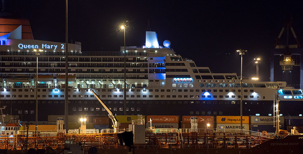 אניית הטיולים קווין מארי 2 עוגנת בנמל חיפה (צילום: ירון כרמי)