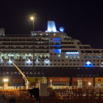 אניית הטיולים קווין מארי 2 עוגנת בנמל חיפה (צילום: ירון כרמי)