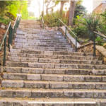 מדרגות מהכרמל לעיר התחתית בחיפה (צילום: גילה זמיר)