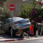 רכב חדר את קיר האבנים ונותר תלוי באוויר – בשכונת כבביר בחיפה (צילום: חי פה)