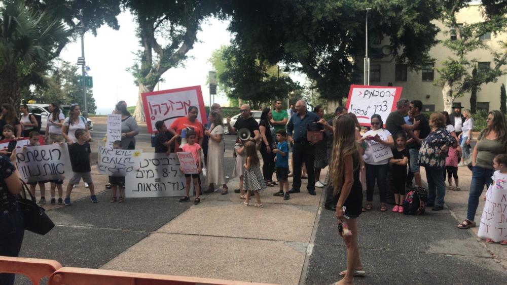 הפגנת ההורים מול בית העירייה נגד עליית מחירי הקייטנות בעיר חיפה (צילום: מיכל ירון)
