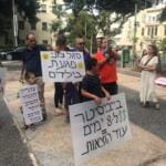 הפגנת ההורים מול בית העירייה נגד עליית מחירי הקייטנות בעיר חיפה (צילום: מיכל ירון)