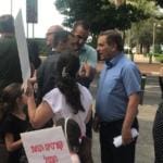 שמשון עידו הגיע לתמוך בהפגנת ההורים מול בית העירייה נגד עליית מחירי הקייטנות בעיר חיפה (צילום: מיכל ירון)