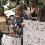 חדווה אלמוג הגיעה לתמוך בהפגנת ההורים מול בית העירייה נגד עליית מחירי הקייטנות בעיר חיפה (צילום: מיכל ירון)