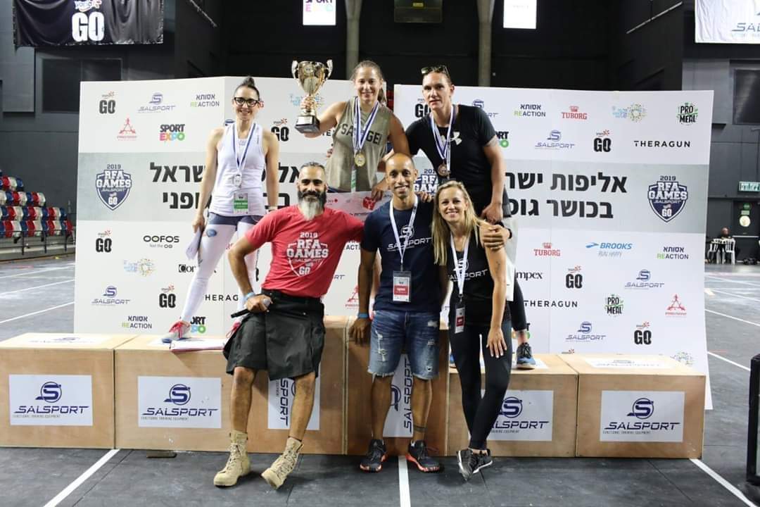 ליאת אברהמי במקום ראשון עם גביע ישראל למאסטרס ופאני פטרובה עם חולצה לבנה משמאל במקום השני (צילום: יפתח שוע)