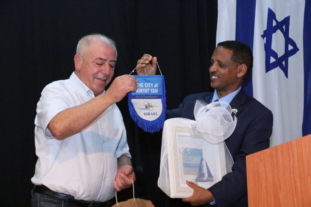 שגריר אתיופיה בישראל ליוצאי אתיופיה בקריות (צילום: דוברות קרית ים)