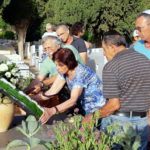 הוריו של השוער אבי רן ז"ל, ליד מצבתו בבית העלמין בחיפה (צילום: אדיר יזירף)