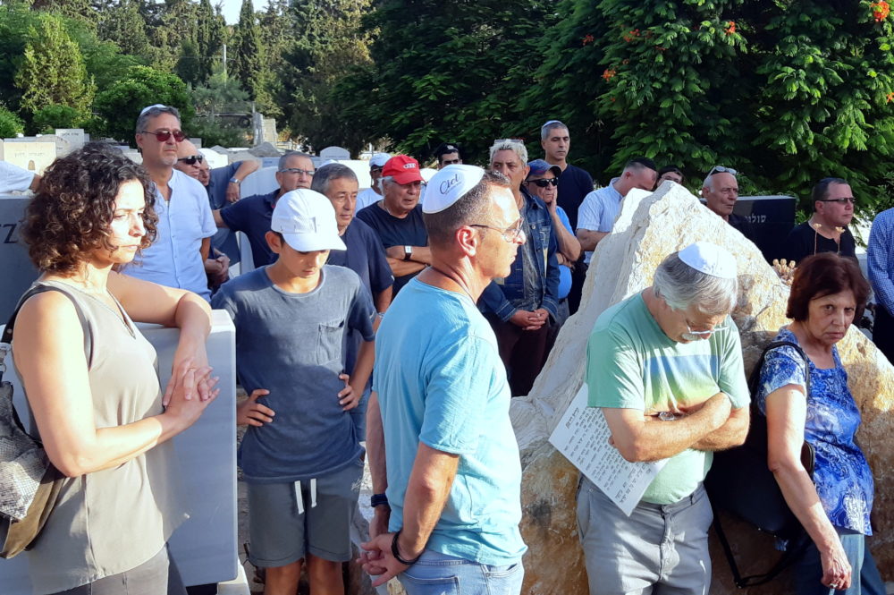 אזכרה במלאת 32 שנים לזכרו של השוער אבי רן ז"ל, התקיימה בבית העלמין בחיפה (צילום: אדיר יזירף)