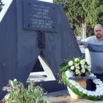 לירן (אלזסר) חולצה אפורה ליד מצבתו של אבי רן ז"ל, בבית העלמין בחיפה (צילום: אדיר יזירף)