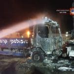 משאיות של טופולסקי בוערות לייד המחסן בקיבוץ יגור (צילום: לוחמי האש)