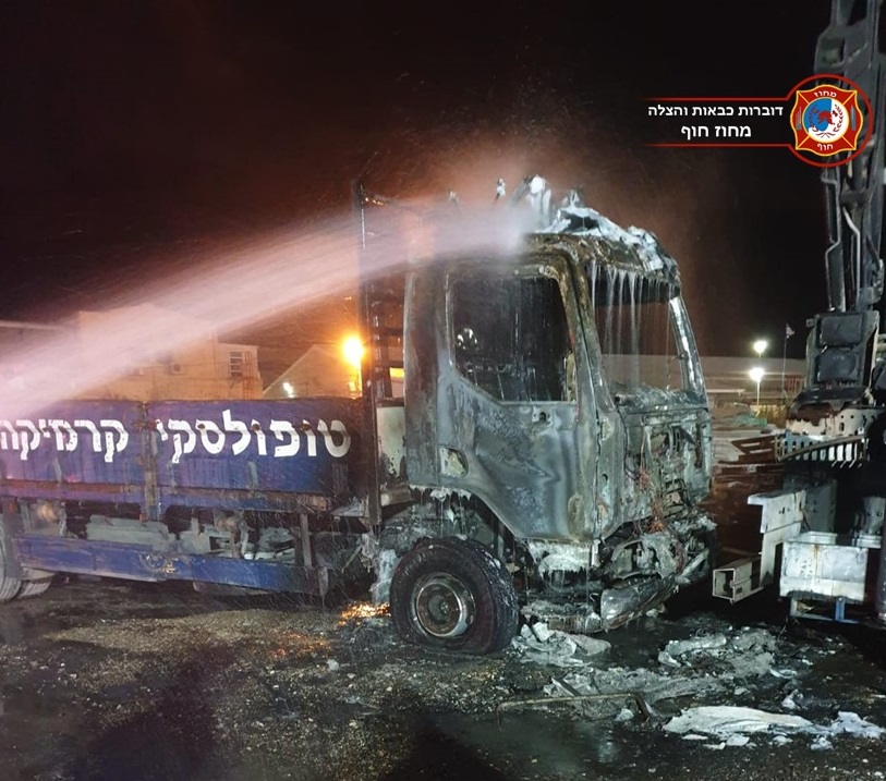 משאיות של טופולסקי בוערות לייד המחסן בקיבוץ יגור (צילום: לוחמי האש)