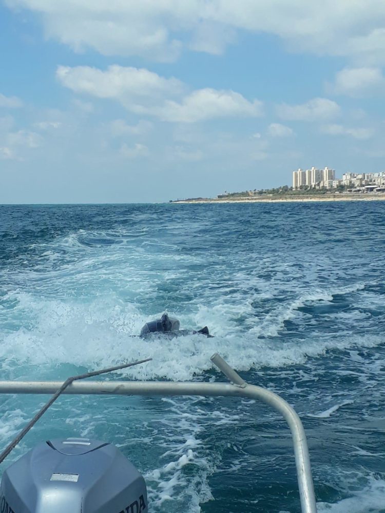 חילוץ אופנוע ים מלב ים (צילום: דוברות המשטרה)