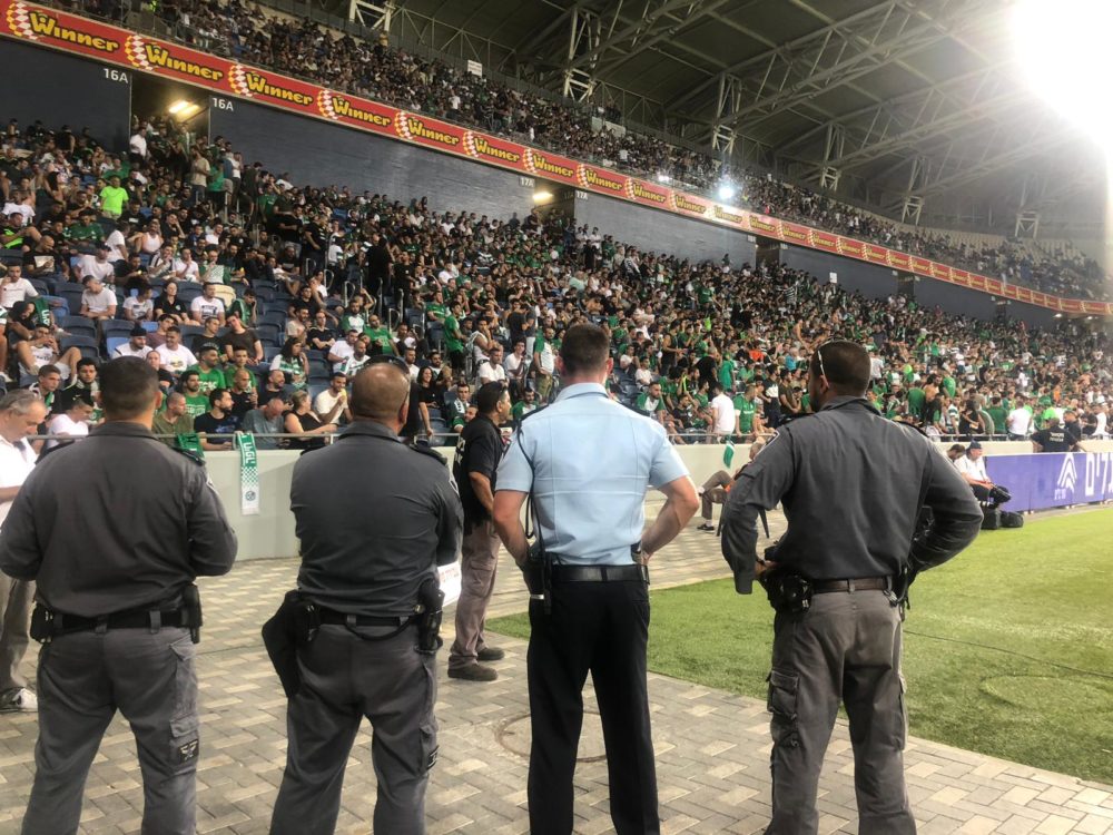שוטרים באצטדיון הכדוגל על שם סמי עופר בחיפה בעת פיצעת הנער מזיקוק (צילום: משטרת ישראל)