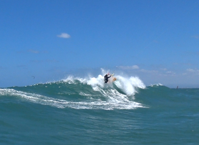 קייטסרפינג: אמיר אבינועם בסערת קיץ בבת גלים עם גלים בגובה 2 מטרים (צילום: ירון כרמי)