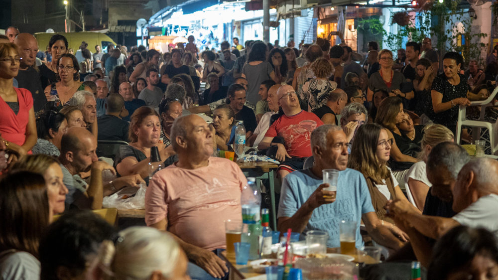 קהל גדול סועד ומאזין לקונצרט של מוזיקה חיה - בסטה ביט בימי שלישי בחיפה • הטברנה בשוק תלפיות (צילום: ירון כרמי)