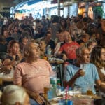 קהל גדול סועד ומאזין לקונצרט של מוזיקה חיה – בסטה ביט בימי שלישי בחיפה • הטברנה בשוק תלפיות (צילום: ירון כרמי)
