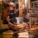 הכנת פיצה – בסטה ביט בימי שלישי בחיפה • הטברנה בשוק תלפיות (צילום: ירון כרמי)