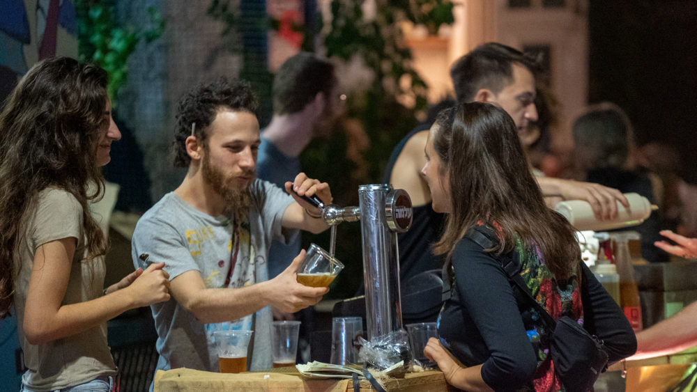 שי רילוב מוזג כוס בירה - בסטה ביט בימי שלישי בחיפה • הטברנה בשוק תלפיות (צילום: ירון כרמי)